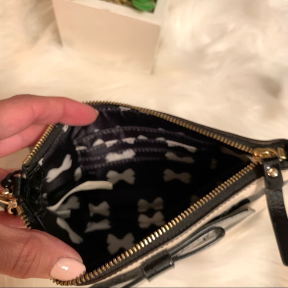 ♠️Kate Spade Striped Patent Leather Bow Wristlet NWOT - Picture 2 of 5